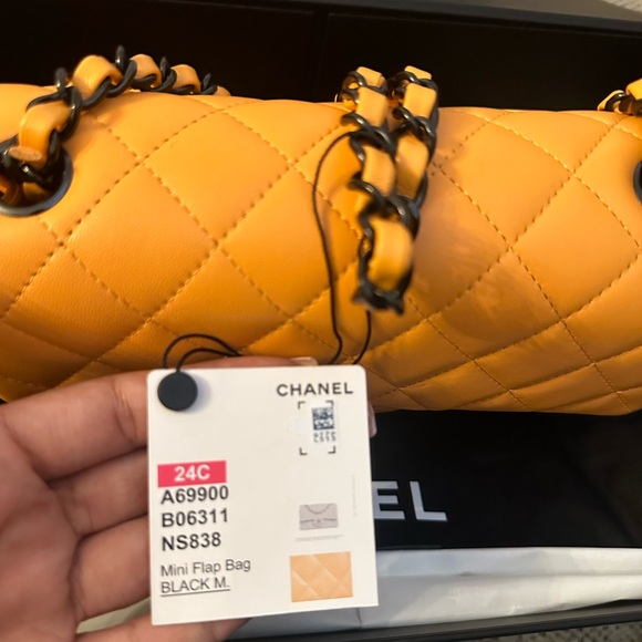 Mini classic flap Chanel purse - Picture 5 of 5